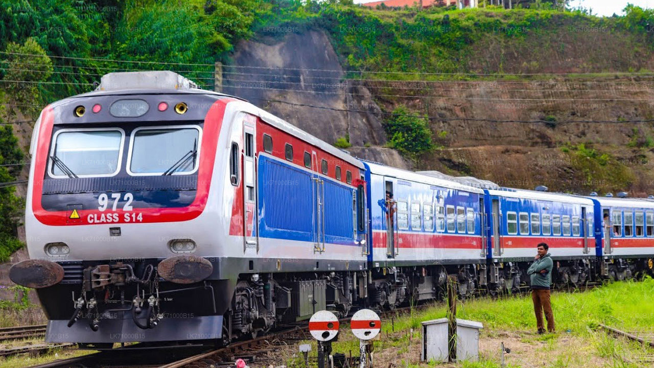 バドゥッラからコロンボまでの列車に乗車（列車番号：1002「デヌワラ・メニケ」） 