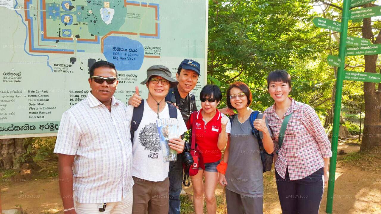 カドゥガンナワ市からコロンボ空港 (CMB) へのプライベート送迎