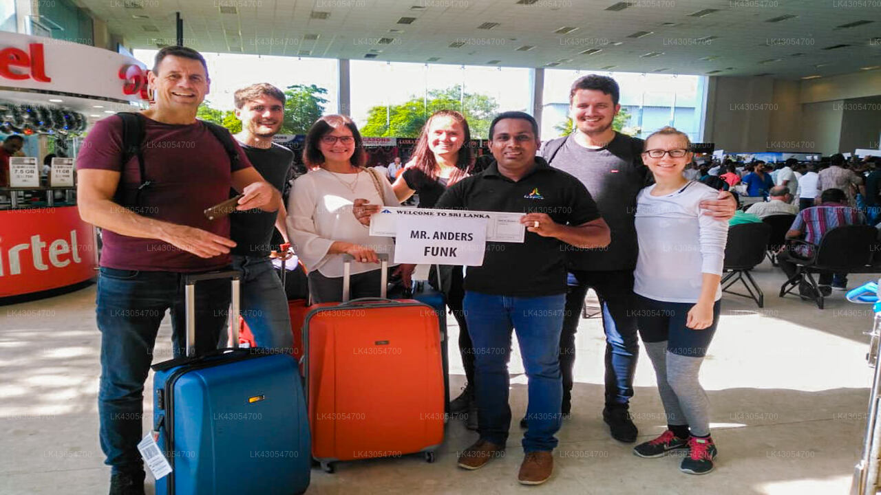 コロンボ空港 (CMB) とミリッサのマドゥシャニ アーユルヴェーダ スパ間の送迎
