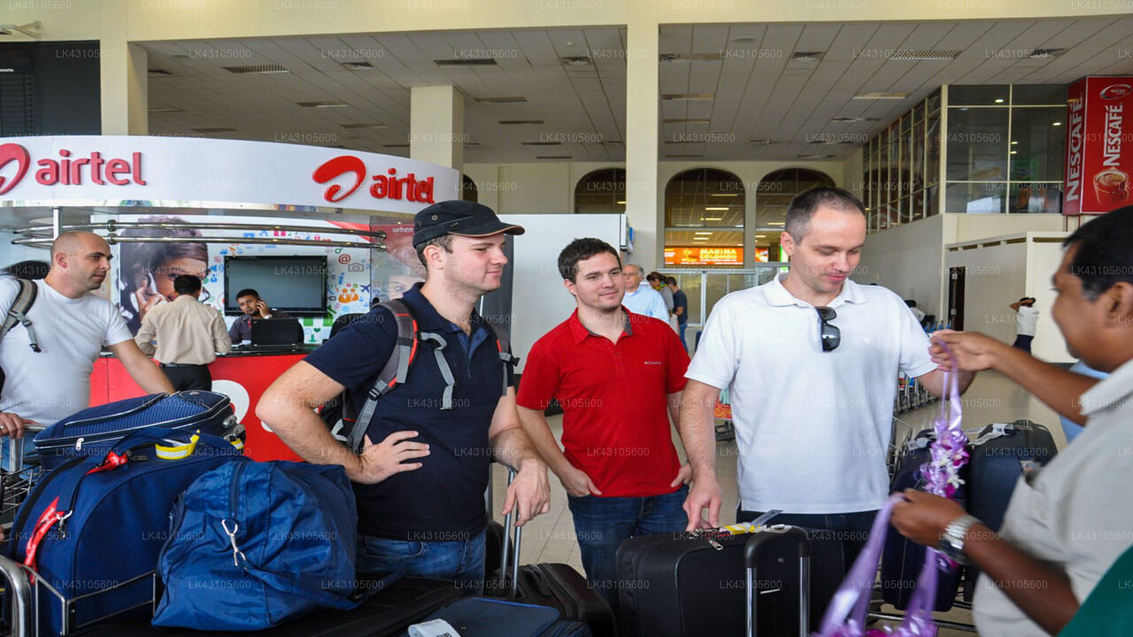 コロンボ空港 (CMB) とパナドゥラのアヴァカシャ ビーチ リゾート間の送迎