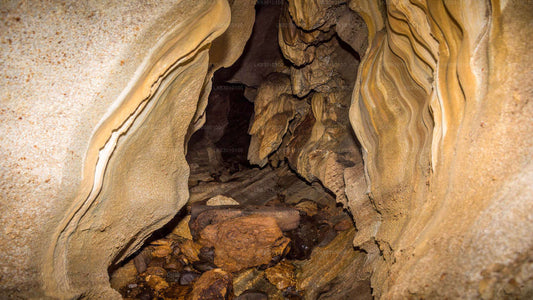 コロンボからパンニラ洞窟を探検