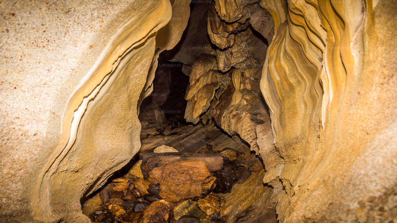 マウント・ラビニアからパニラ洞窟を探検