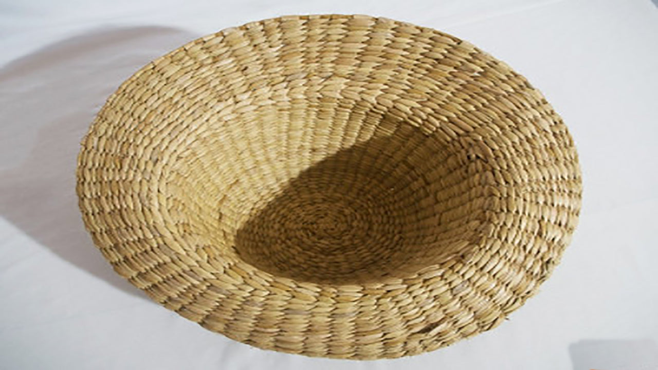 葦で作った手作り帽子