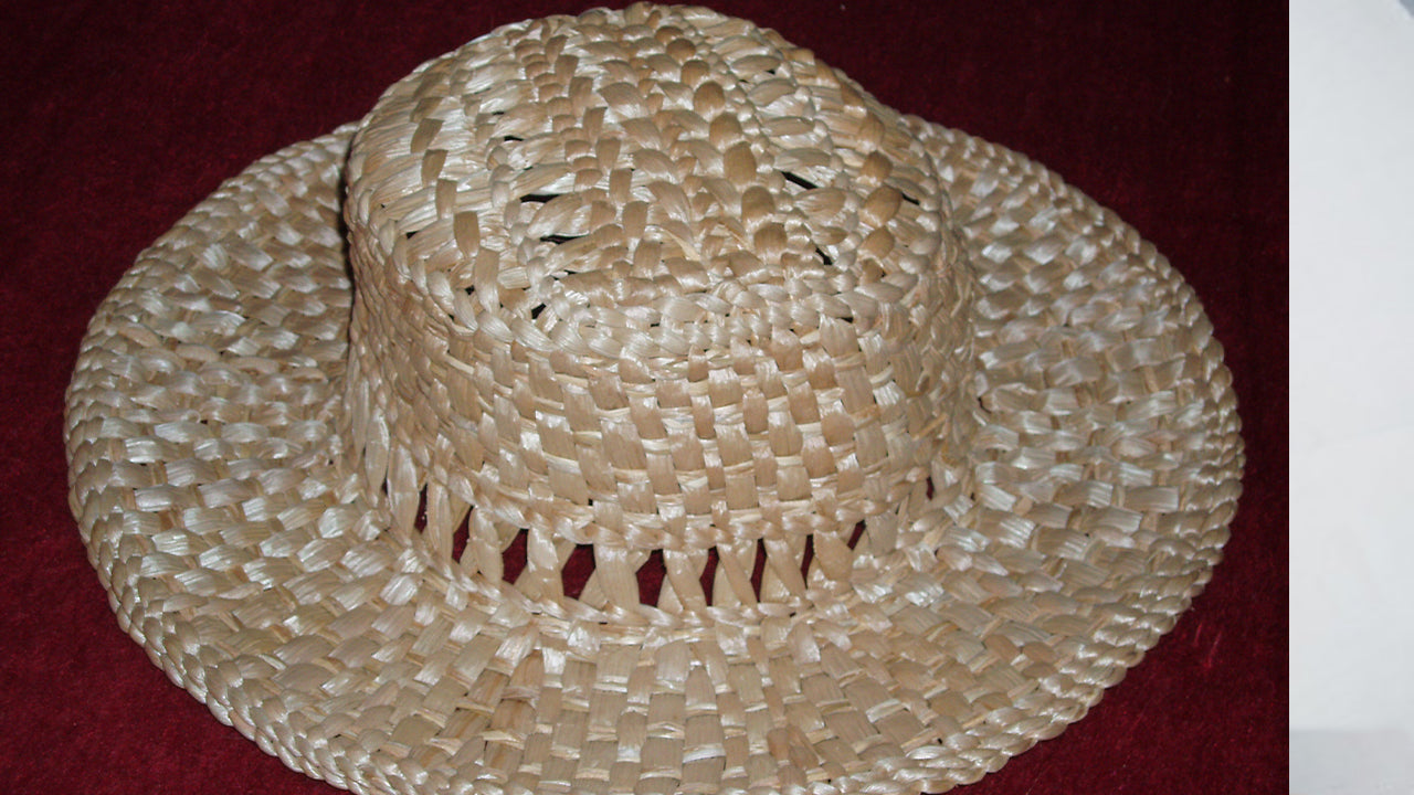 葦で作った手作り帽子